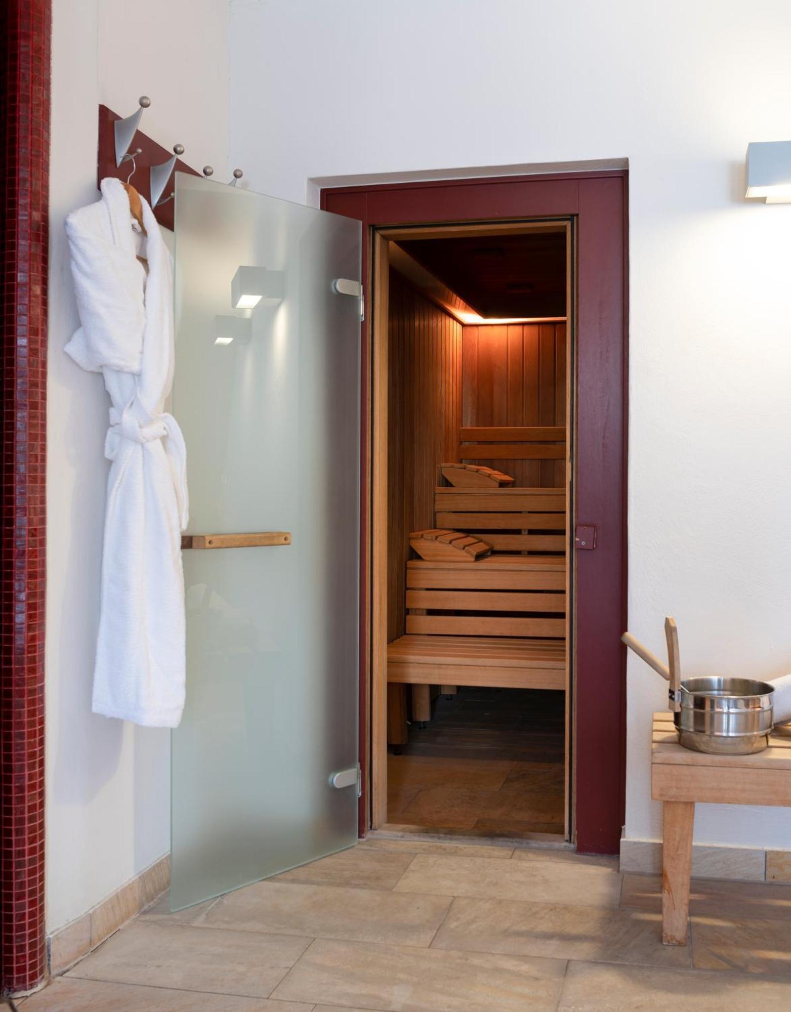Landhotel 3Kronen Adelsdorf ภายนอก รูปภาพ