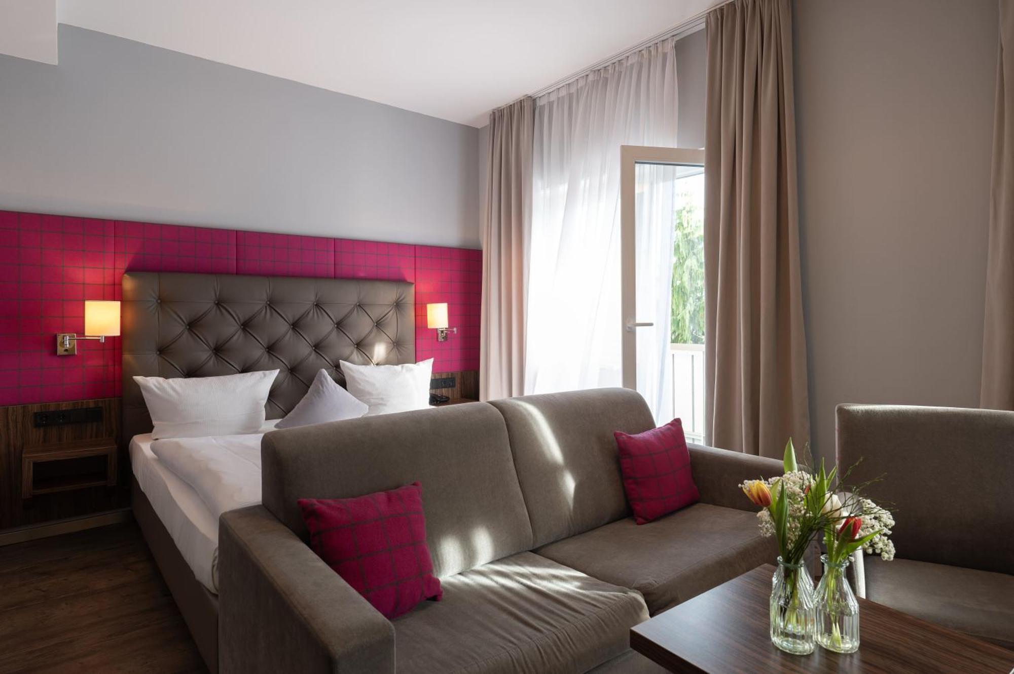 Landhotel 3Kronen Adelsdorf ภายนอก รูปภาพ