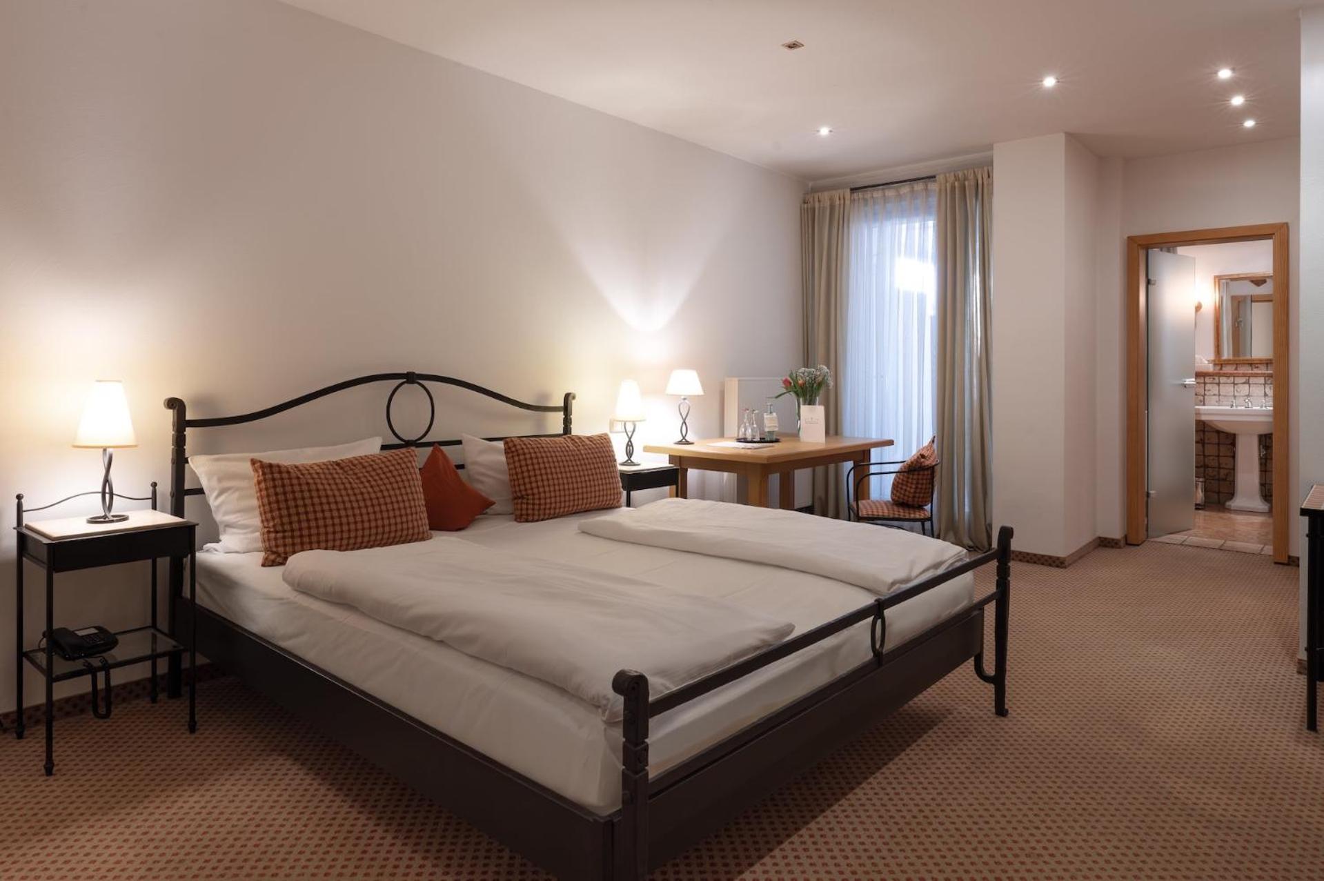 Landhotel 3Kronen Adelsdorf ภายนอก รูปภาพ
