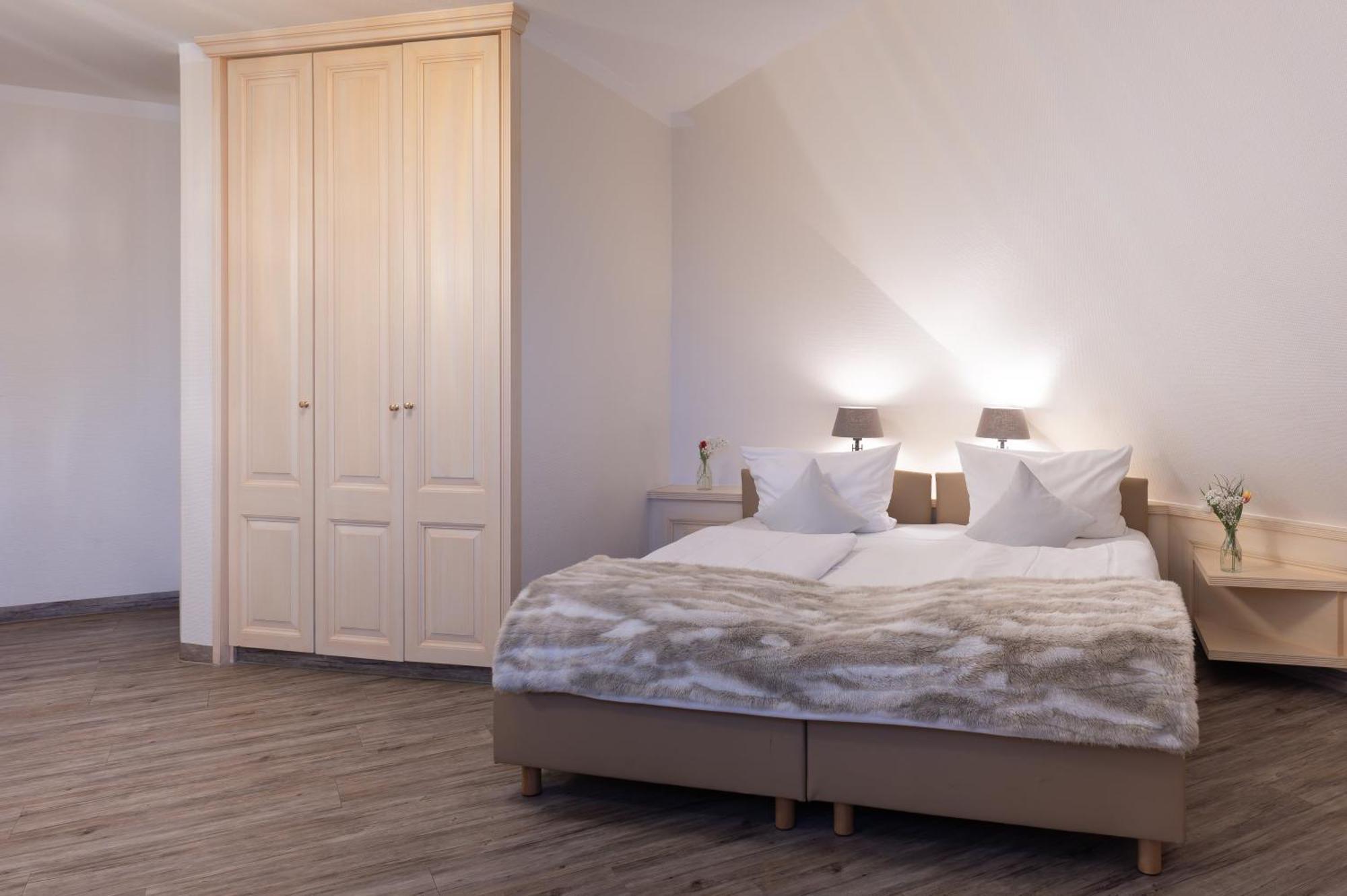 Landhotel 3Kronen Adelsdorf ภายนอก รูปภาพ