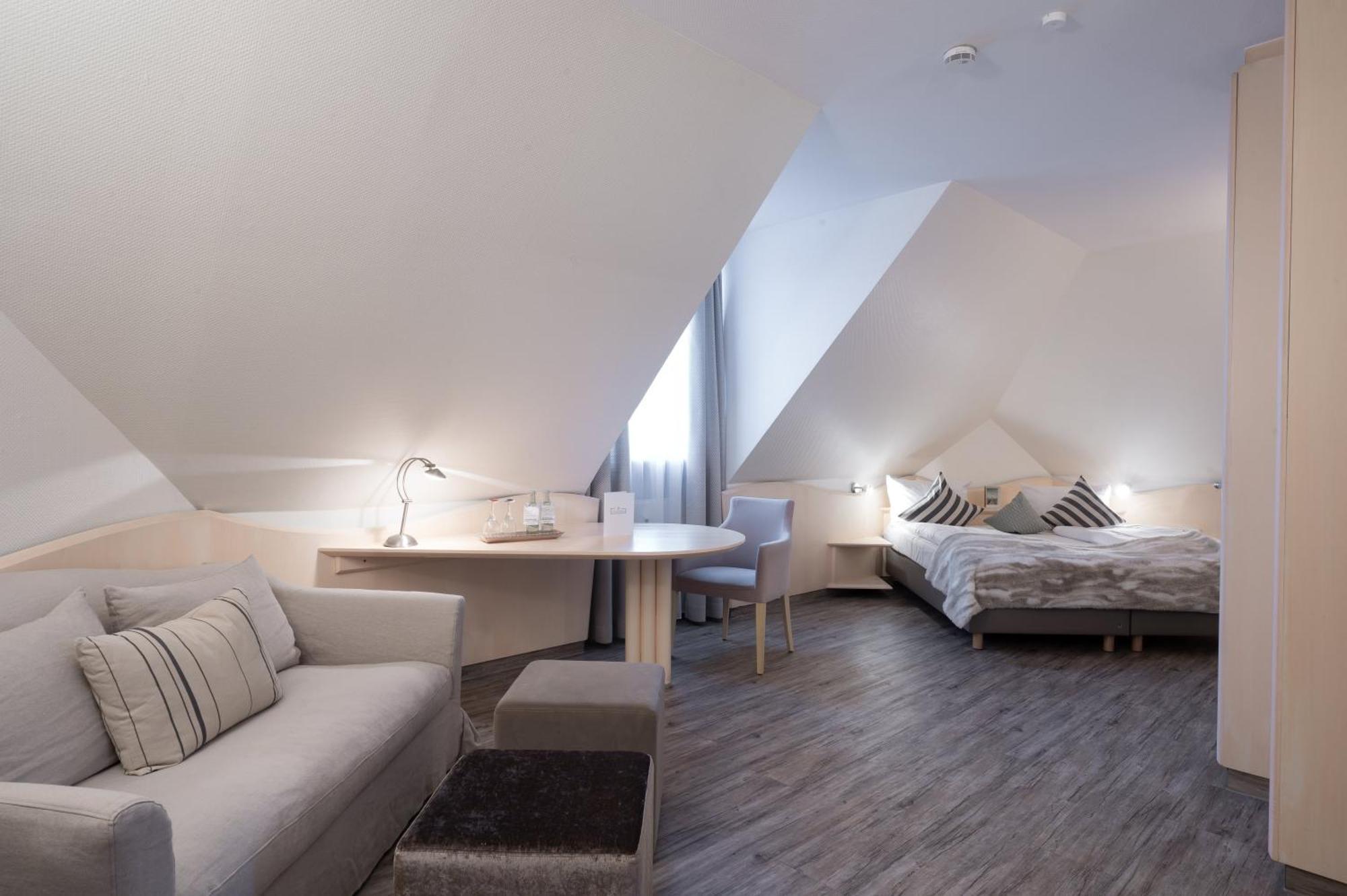 Landhotel 3Kronen Adelsdorf ภายนอก รูปภาพ