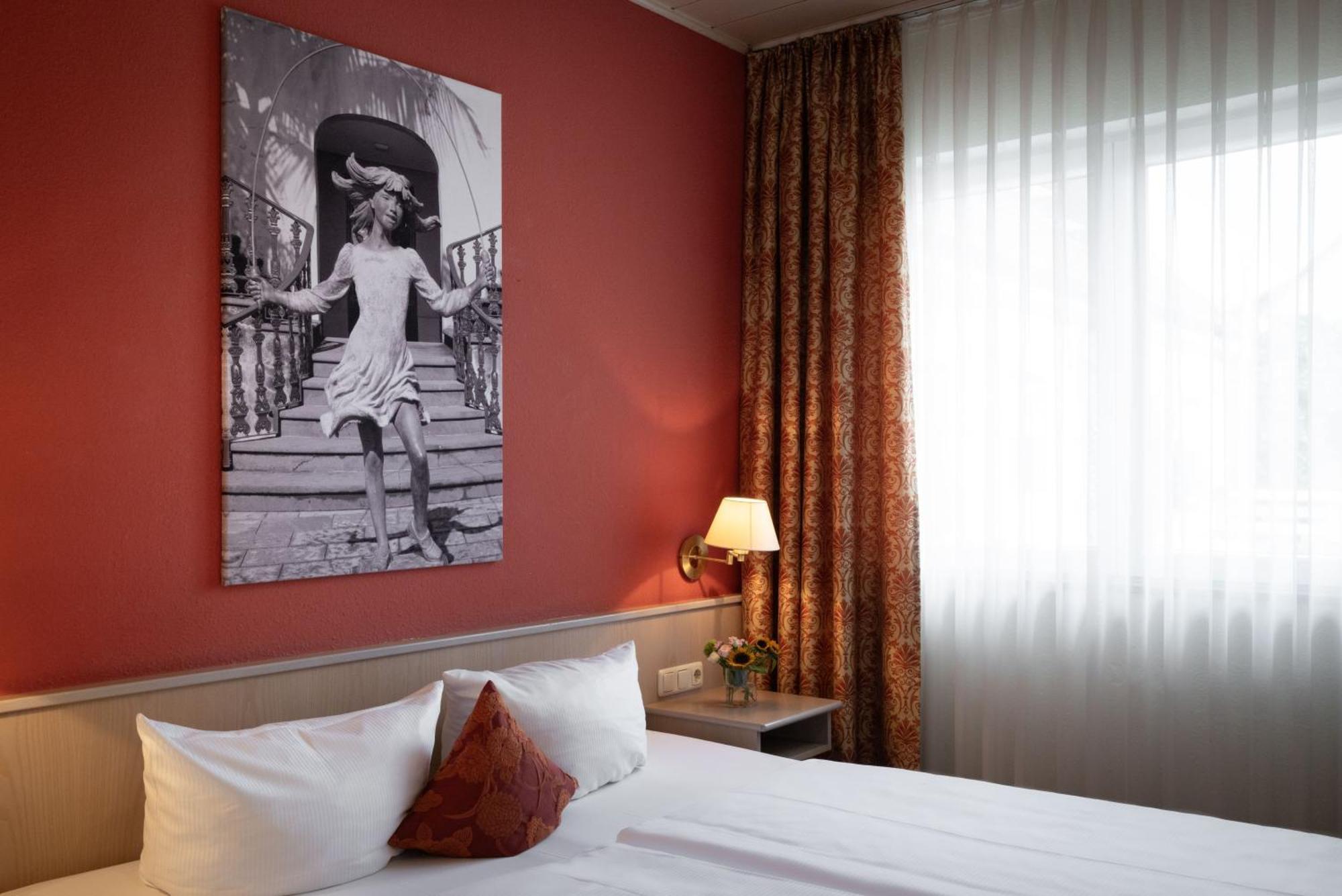Landhotel 3Kronen Adelsdorf ภายนอก รูปภาพ