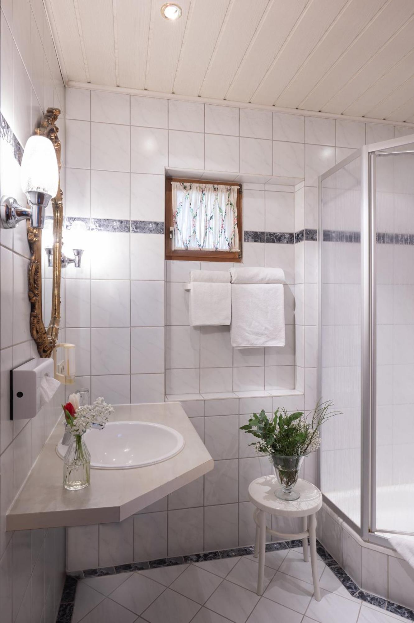 Landhotel 3Kronen Adelsdorf ภายนอก รูปภาพ