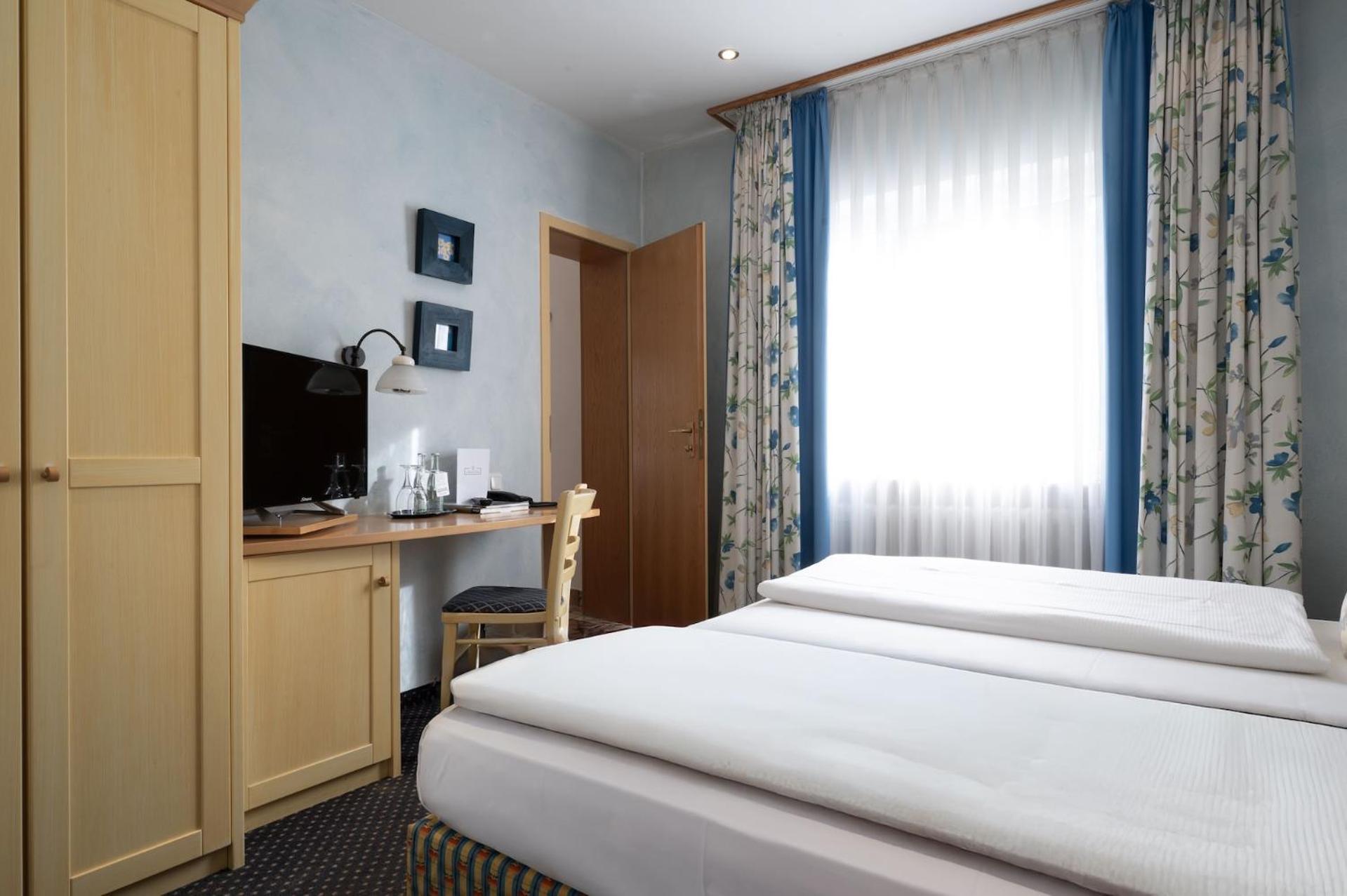 Landhotel 3Kronen Adelsdorf ภายนอก รูปภาพ