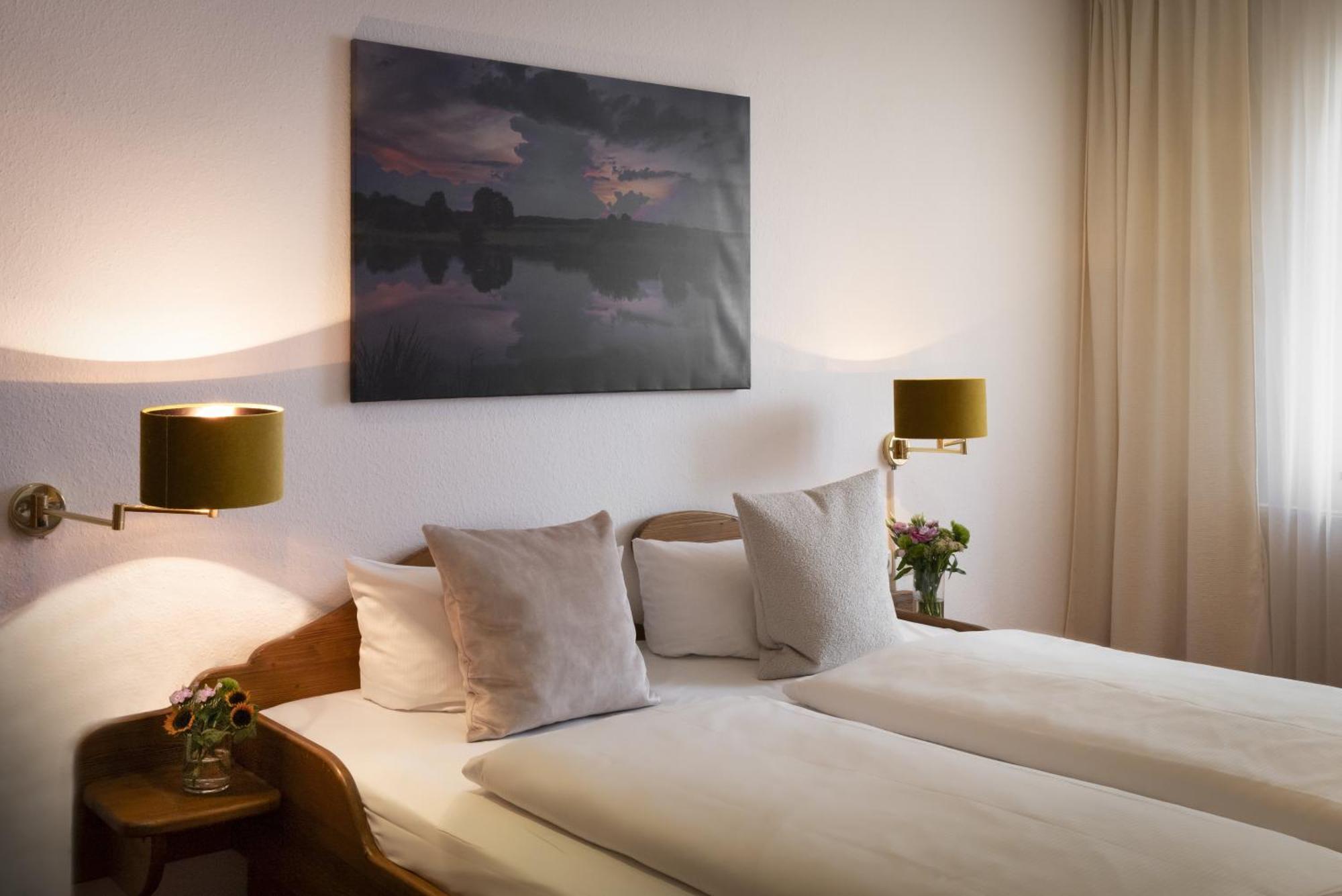 Landhotel 3Kronen Adelsdorf ภายนอก รูปภาพ