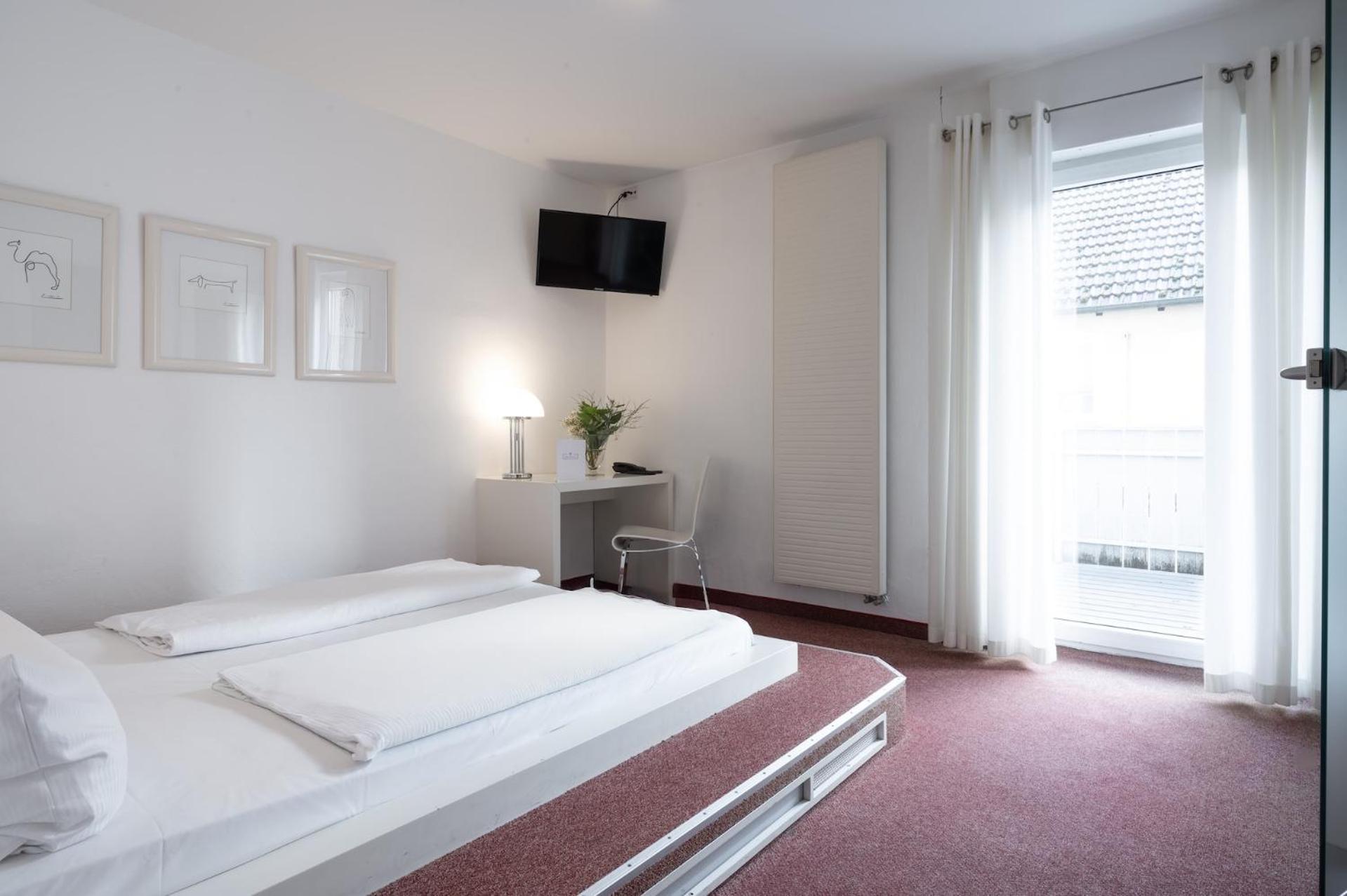 Landhotel 3Kronen Adelsdorf ภายนอก รูปภาพ
